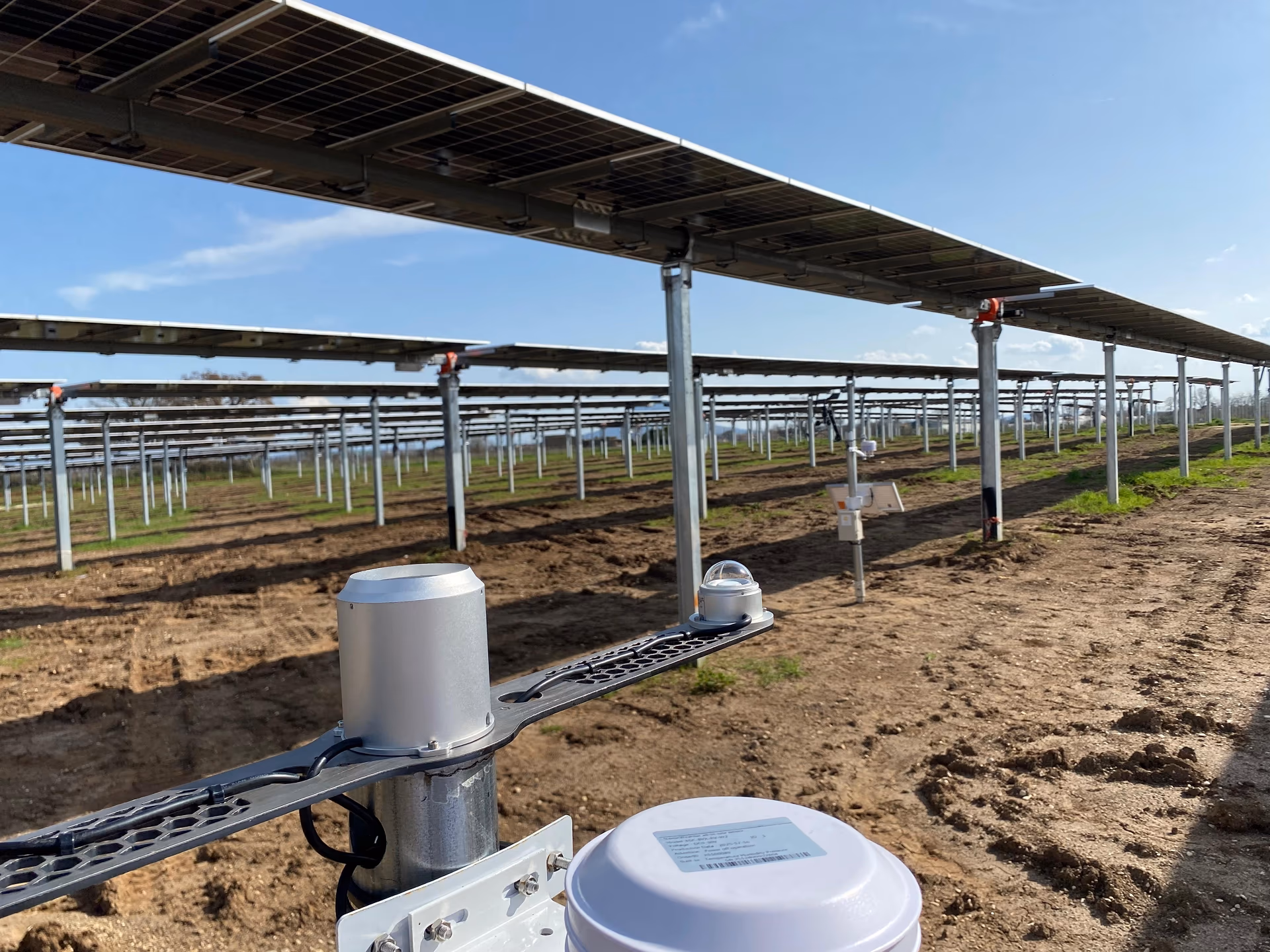A station measuring the microclimate underneath the panel rows